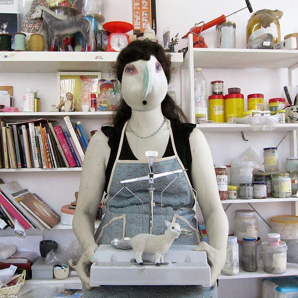 Ritratto in bianco e nero di Maestra Elena Ferraro, ceramista di Deruta nel suo studio