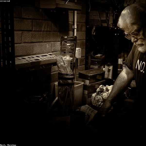 Ritratto in bianco e nero di Maestro Giovanni Rossi, pellettiere fiorentino nella sua bottega