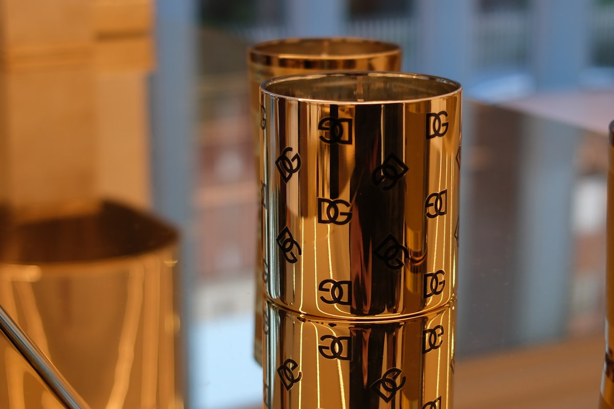 Interno milanese minimalista con tavolino in marmo, oggetto in ottone e coperta in cashmere