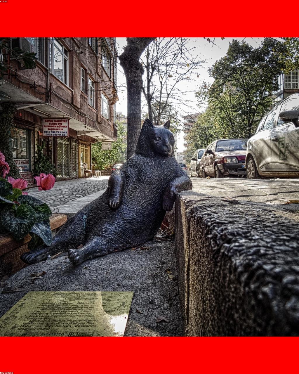 Borsa da viaggio Firenze in pelle pieno fiore marrone scuro su superficie in marmo, illuminazione laterale drammatica