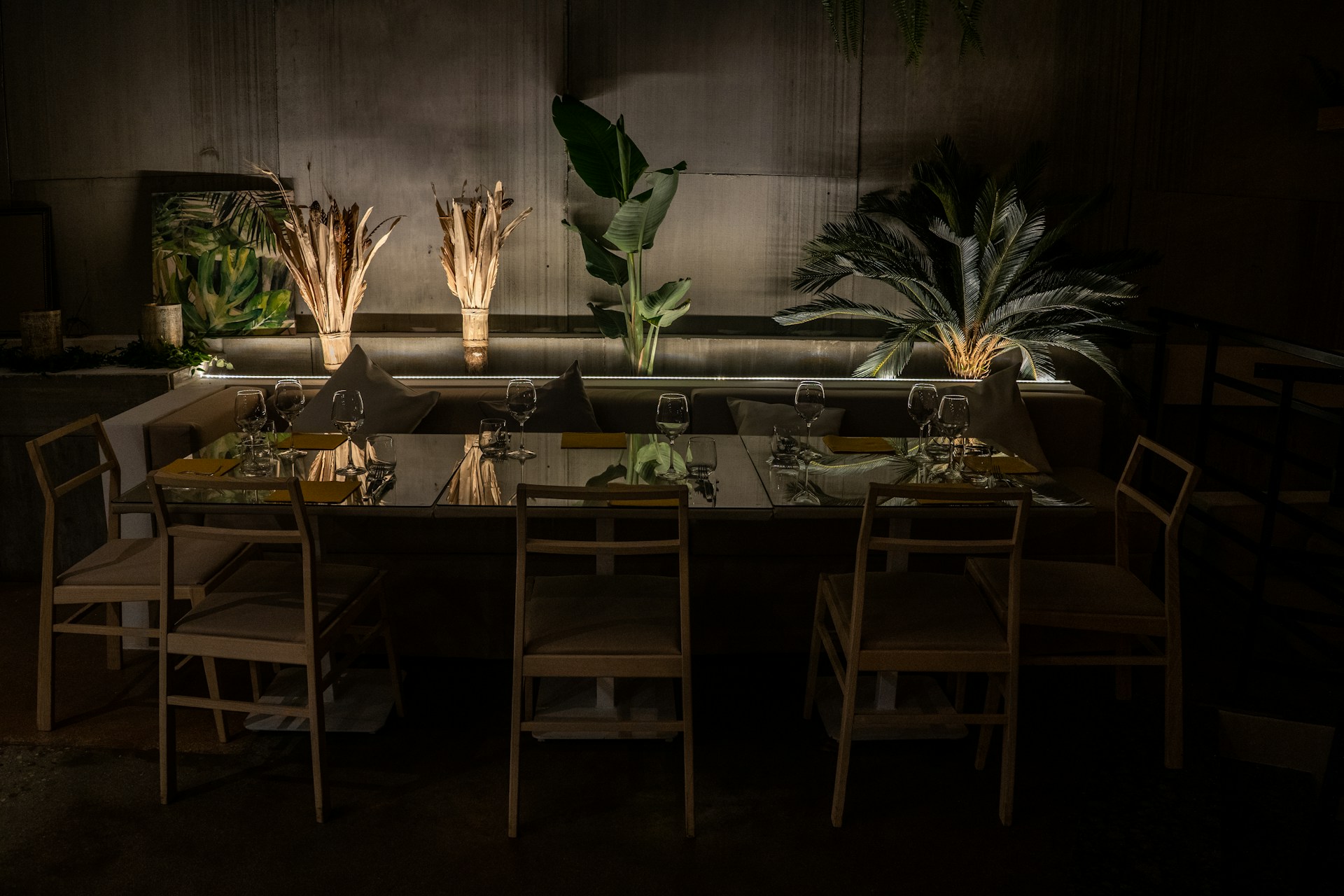 Superficie in marmo con portafoglio in pelle artigianale, penna dorata e caffè espresso — l'essenza del lusso italiano quotidiano