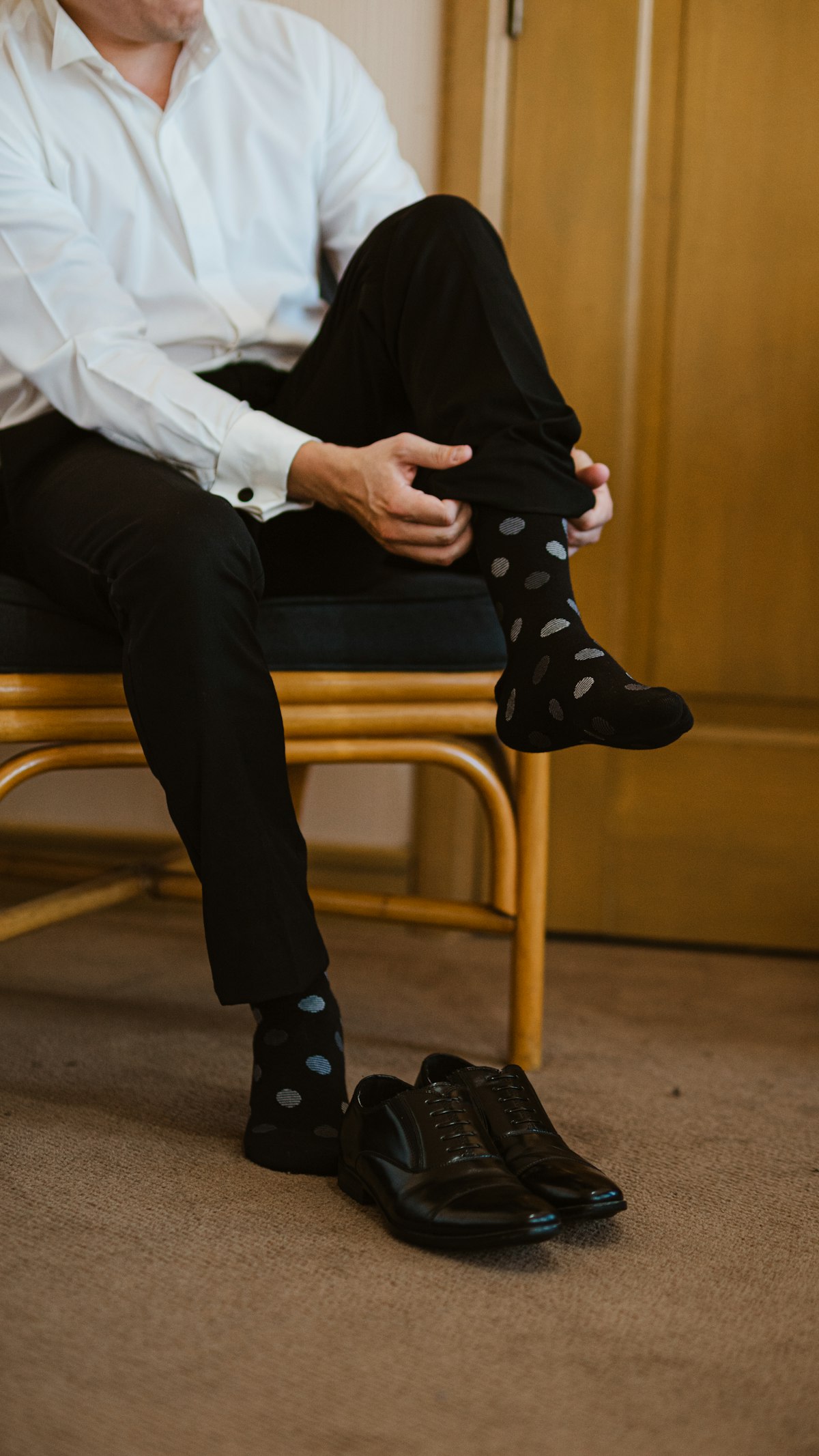 Gemelli in Onice e Oro — Gemelli con cabochon in onice nero, montatura in oro giallo 18 carati. Chiusura a T-bar. Orafo genovese, terza generazione. In astuccio Loxuno.