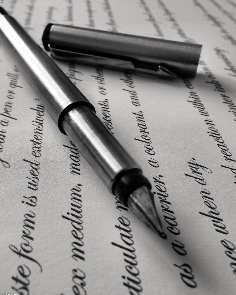 Penna Stilografica Dante — Stilografica in resina ebano con finiture oro giallo. Pennino oro 18 carati, taglio medio, meccanismo a pistone. Edizione limitata 150 esemplari.