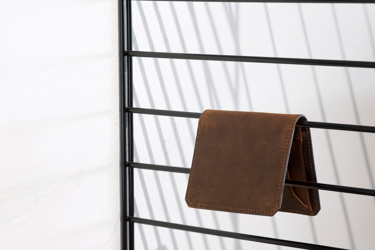 Portafoglio Classico Siena — Portafoglio in pelle pieno fiore conciata al vegetale, sedici scomparti e tasca per banconote. Lavorazione a mano nelle botteghe senesi.