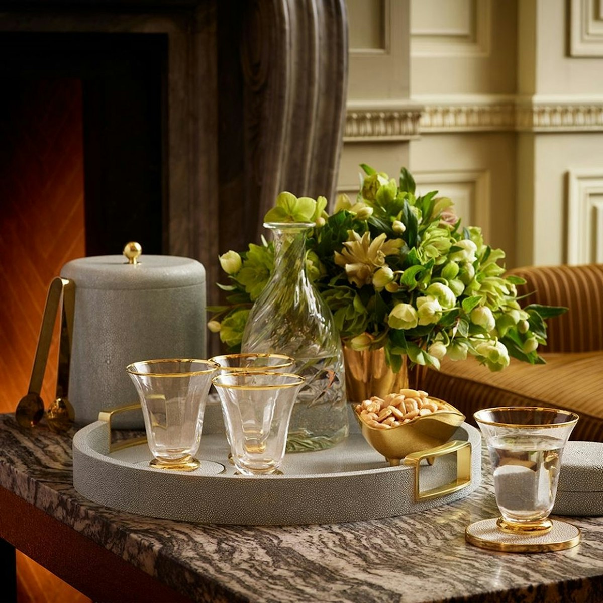 Vassoio in Marmo Carrara — Vassoio decorativo in marmo bianco di Carrara con bordi lucidati a mano. 40×25 cm, manici in ottone naturale. Pezzo unico per venatura.